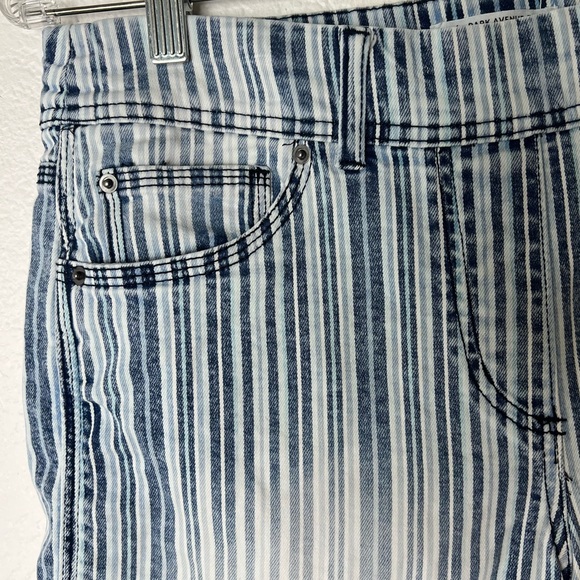 Westbound Park Avenue Fit Blue & White Striped Mid Rise Short - Picture 3 of 9